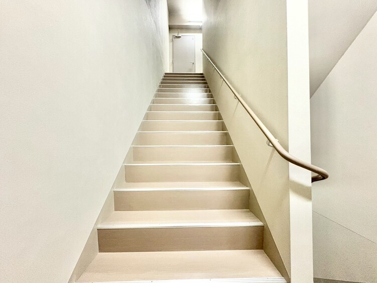 その他 共用部の階段です。明るく清潔に管理されています。