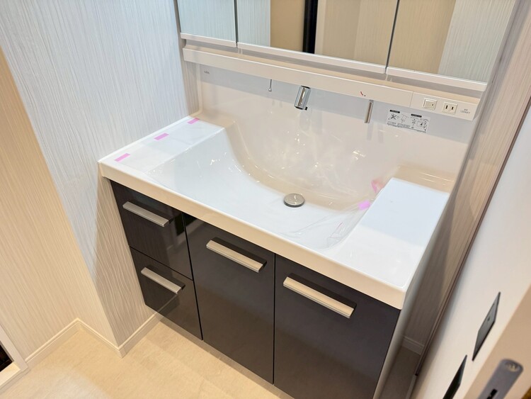 その他 清潔感を感じられる洗面化粧台。