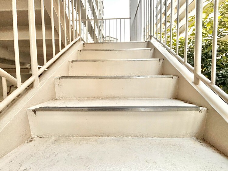 その他 共用部の階段です。明るく清潔に管理されています。