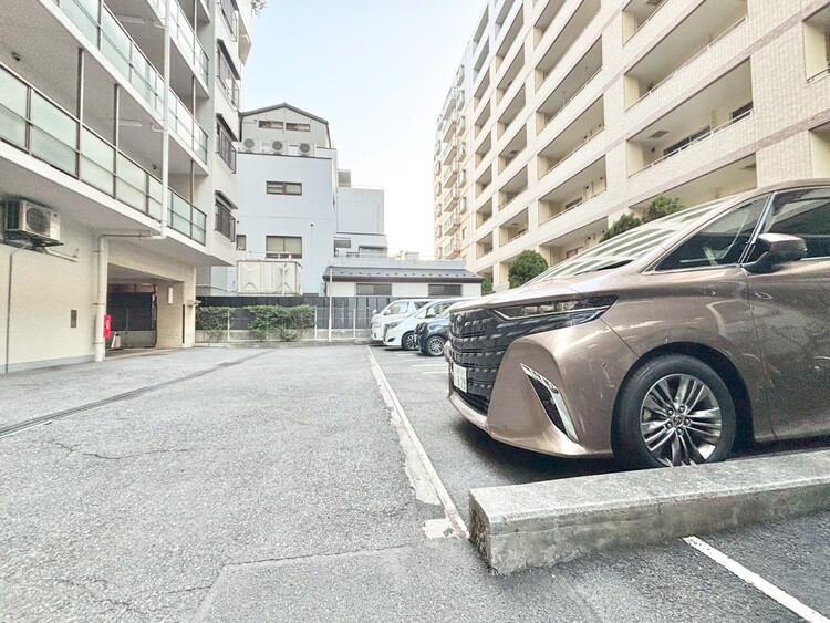 駐車場 駐車スペースが嬉しいですね。※空き状況は都度ご確認下さい。