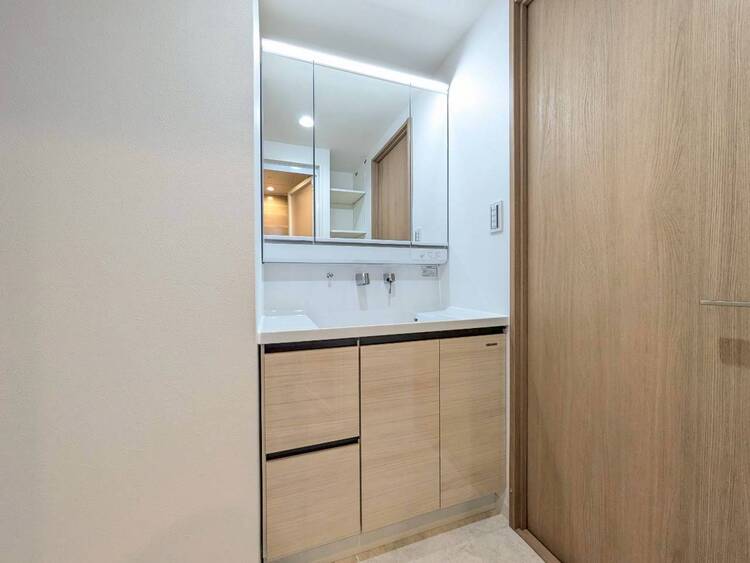 その他 清潔感を感じられる洗面化粧台。