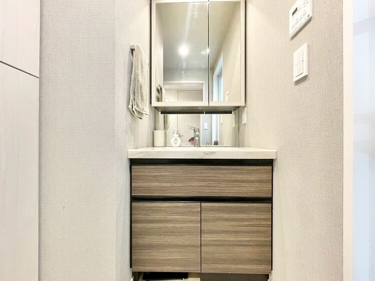 その他 清潔感を感じられる洗面化粧台。