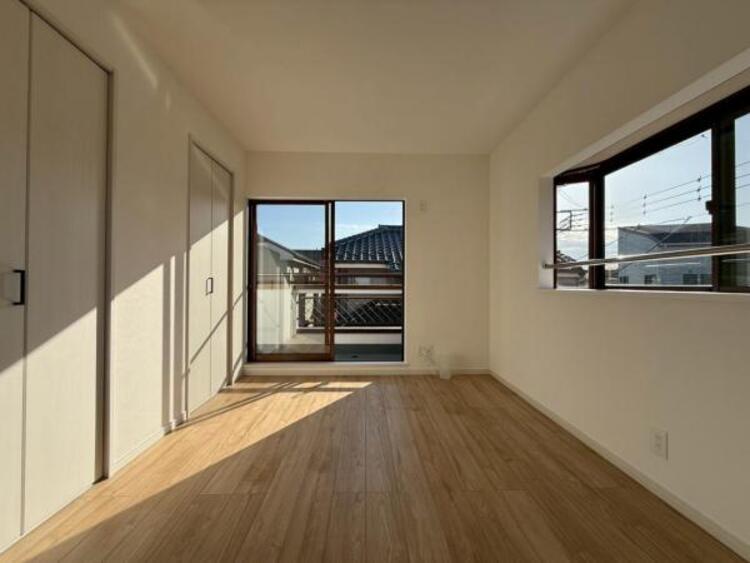 内装 居室はひとり時間を過ごせる安らげるお部屋として活用できます！収納スペースあり！荷物が多くても十分！！ベッドや勉強机、テレビなどを置きたい場合におすすめ！！過ごす時間が長くてもゆったり過ごせそうですね！ 