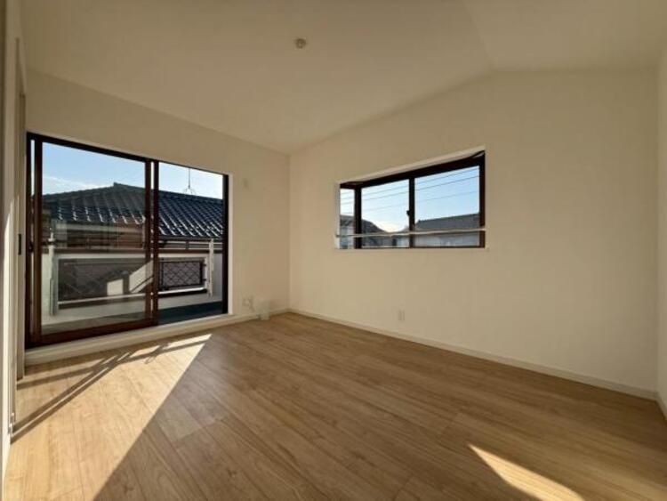 内装 自分の時間を充実させながら心豊かにできるプライベート空間！！穏やかな寛ぎを届ける仕様のゆとりある居室。個室のお部屋が欲しいという要望に応える設計で、過ごす時間が長くてもゆったり落ち着いて過ごせそう！！ 