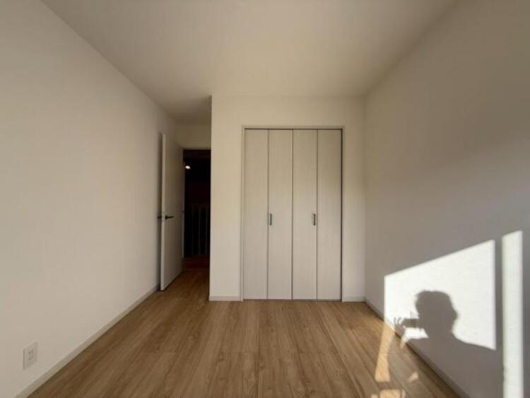 内装 採光を確保した明るい室内は風通しも良く穏やかな時が流れます！様々な生活スタイルにも対応可能な間取り。採光もアクセントの一つとして。この明るい好みの空間で読書をしたり、音楽を聞いたりと一人の時間も充実！ 