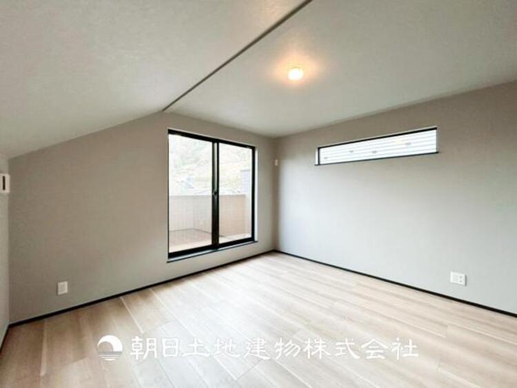 内装 【居室】爽やかな空間演出とセンス良く纏められた室内は良質な寛ぎ空間。そこで暮らす大切な人達のことを考え造りこんだ空間は日々の生活に安らぎを与えてくれます。