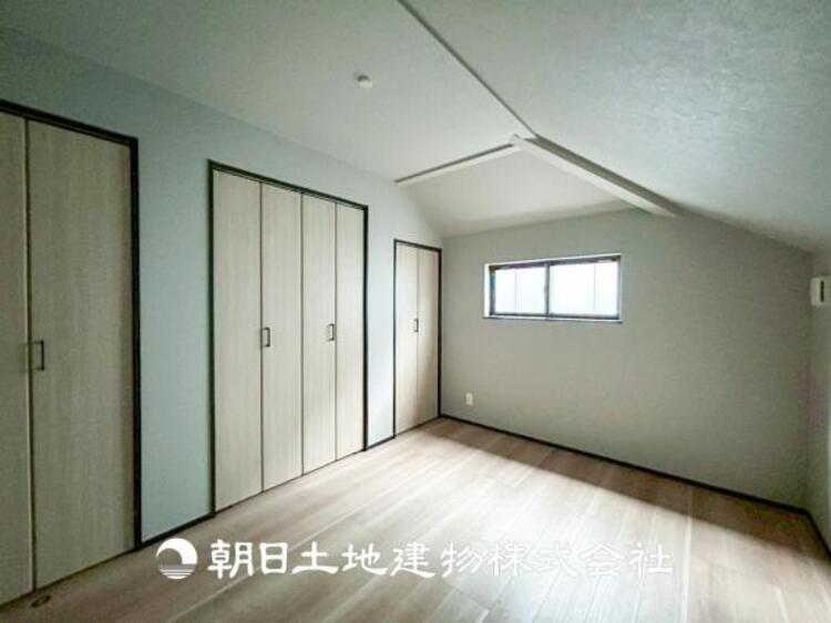 内装 【居室】大切な家族一人ひとりの大切な個別空間。趣味・感性で個性的に飾って頂けるようシンプルに仕上げてあります。自分時間を充実させながら心豊かなひとときを過ごすための大切な空間。