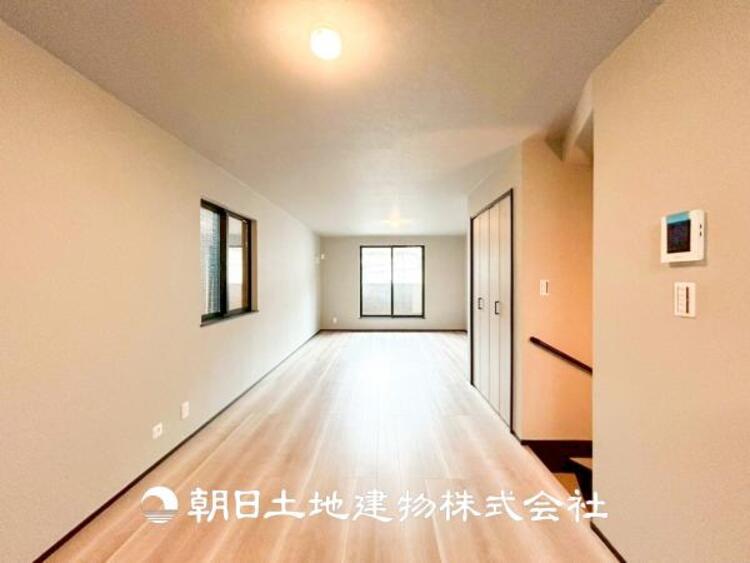 居間 【リビング】1日の中で最も長い時間を過ごすことになるリビングだからこそ、いつも笑顔があふれる空間であるように。広々とした空間から幸せな未来を。