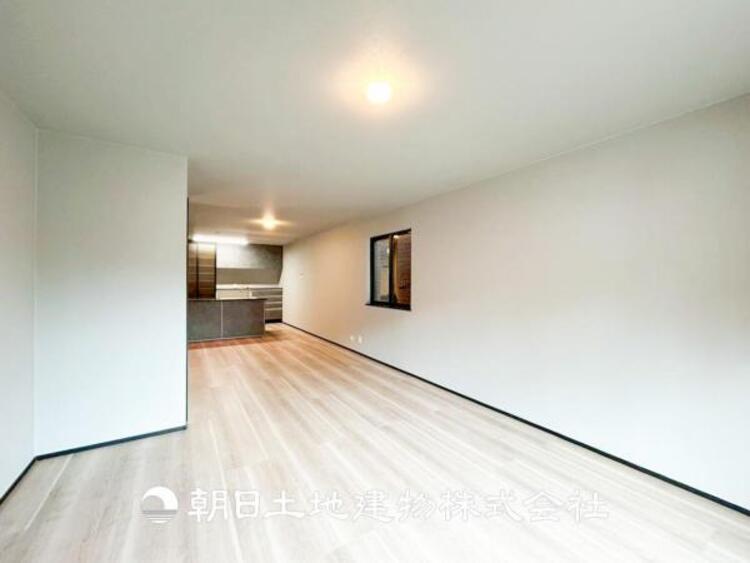 居間 【リビング】リビングにはみんなが集い、食事や楽しい会話が始まる。話に夢中になりすぎて、ついつい時を忘れてしまう。そんな束の間の幸せを感じさせてくれる場所。