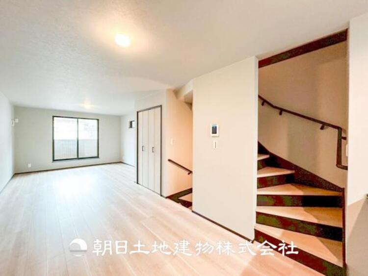 居間 【リビング】大切なご家族、招いた友人と過ごすひと時を溢れる光が優しく包み込む空間。大切な人とともに、心穏やかに過ごすひととき。家族との時間、自分の時間を大切にできる空間を作りました。