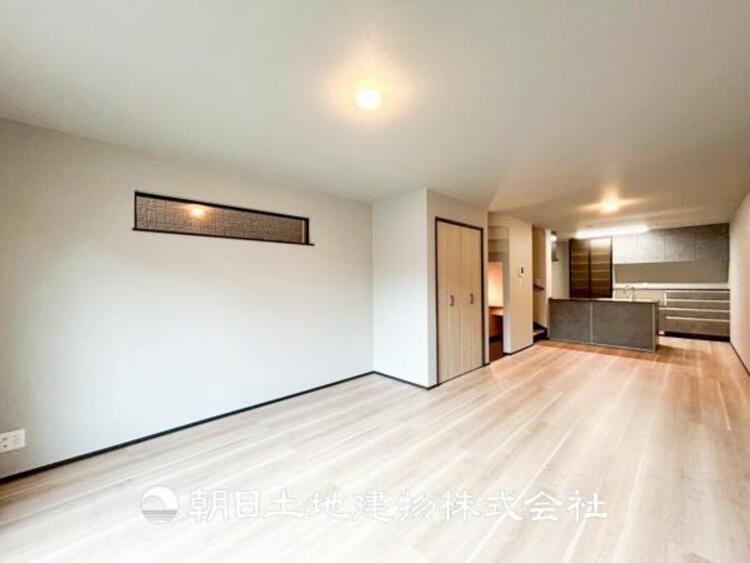 居間 【リビング】開放的で明るい空間が広がるLDK。リビングには暖かな太陽が降り注ぎ、爽やかな住空間です。お友達を呼んでお茶をしたり、一緒に料理を楽しみながら楽しい時間を。