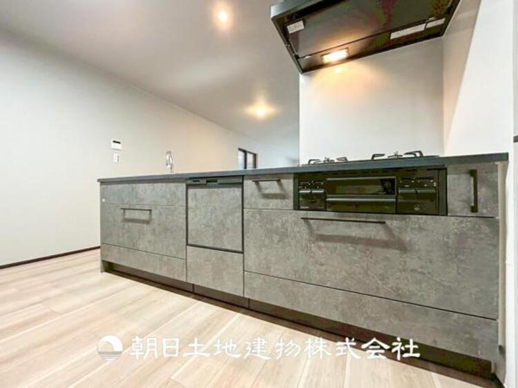 キッチン 【キッチン】シンプルで使いやすいデザインにこだわったキッチン。プライベートスペースを彩るインテリアとしての美しさと、快適な日常を支える機能性と強さがひとつになった自慢のキッチンです。