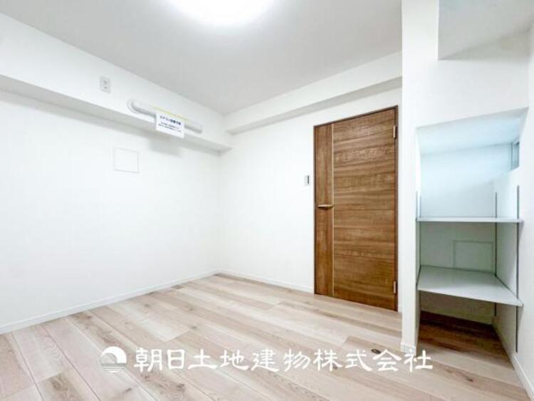 内装 【居室】爽やかな空間演出とセンス良く纏められた室内は良質な寛ぎ空間。そこで暮らす大切な人達のことを考え造りこんだ空間は日々の生活に安らぎを与えてくれます。