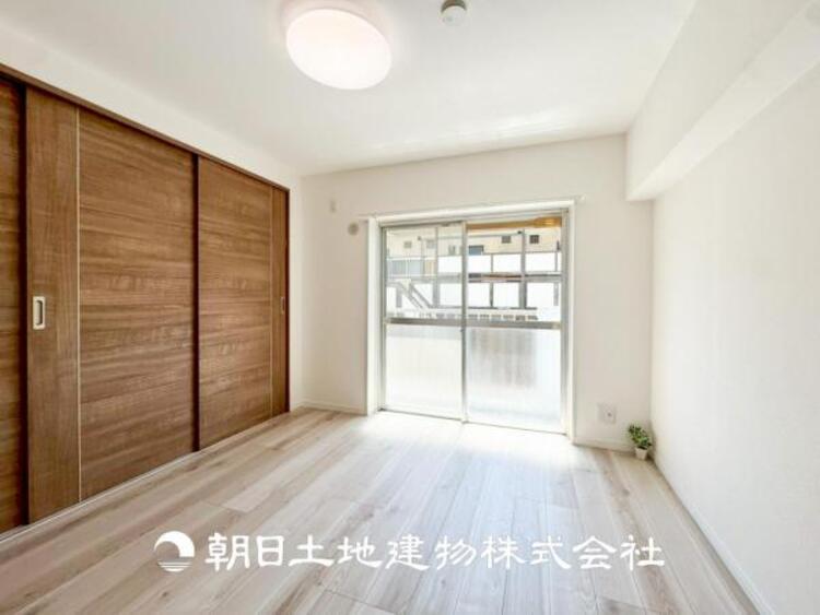 内装 【居室】大切な家族一人ひとりの大切な個別空間。趣味・感性で個性的に飾って頂けるようシンプルに仕上げてあります。自分時間を充実させながら心豊かなひとときを過ごすための大切な空間。