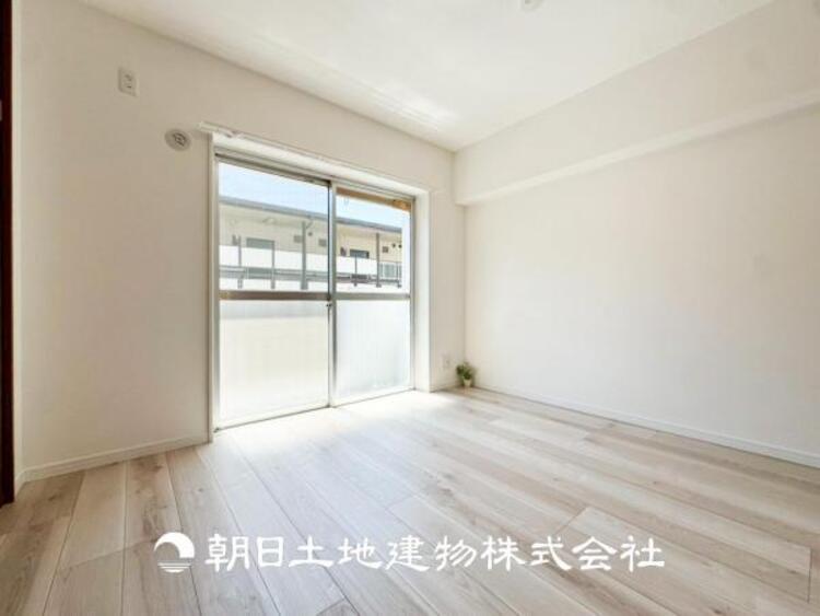 内装 【居室】大切なご家族、招いた友人と過ごす大切な時間を差し込む光が優しく包み込む空間。大切な人とともに、心穏やかに過ごすひとときを味わってください。