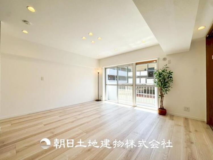 居間 【リビング】リビングにはみんなが集い、食事や楽しい会話が始まる。話に夢中になりすぎて、ついつい時を忘れてしまう。そんな束の間の幸せを感じさせてくれる場所。