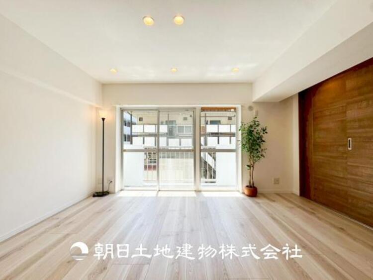 居間 【リビング】1日の中で最も長い時間を過ごすことになるリビングだからこそ、いつも笑顔があふれる空間であるように。広々とした空間から幸せな未来を。