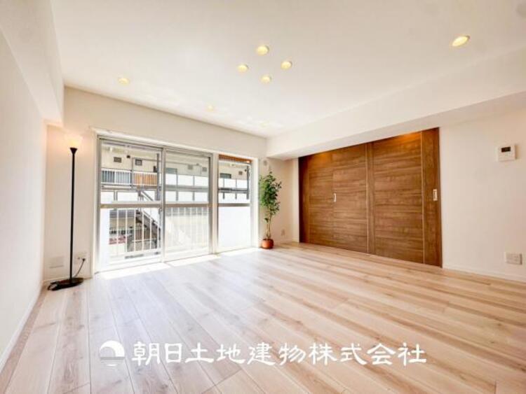 居間 【リビング】開放的で明るい空間が広がるLDK。リビングには暖かな太陽が降り注ぎ、爽やかな住空間です。お友達を呼んでお茶をしたり、一緒に料理を楽しみながら楽しい時間を。