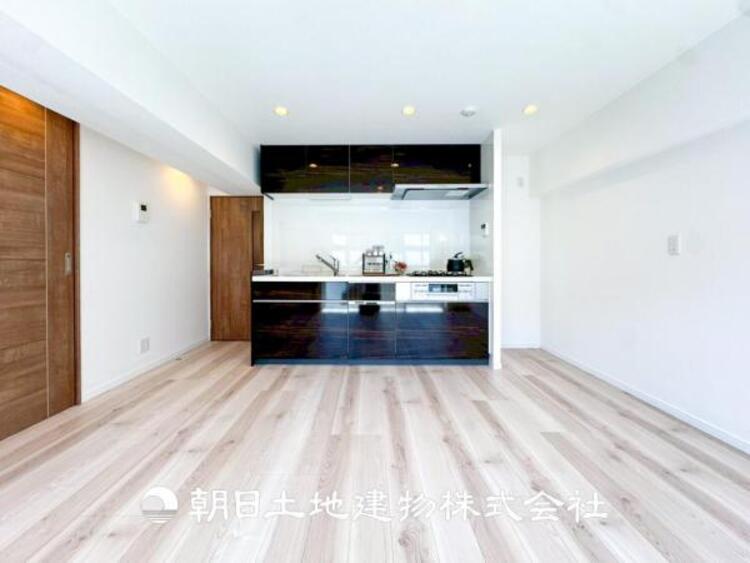 居間 【リビング】大切なご家族、招いた友人と過ごすひと時を溢れる光が優しく包み込む空間。大切な人とともに、心穏やかに過ごすひととき。家族との時間、自分の時間を大切にできる空間を作りました。