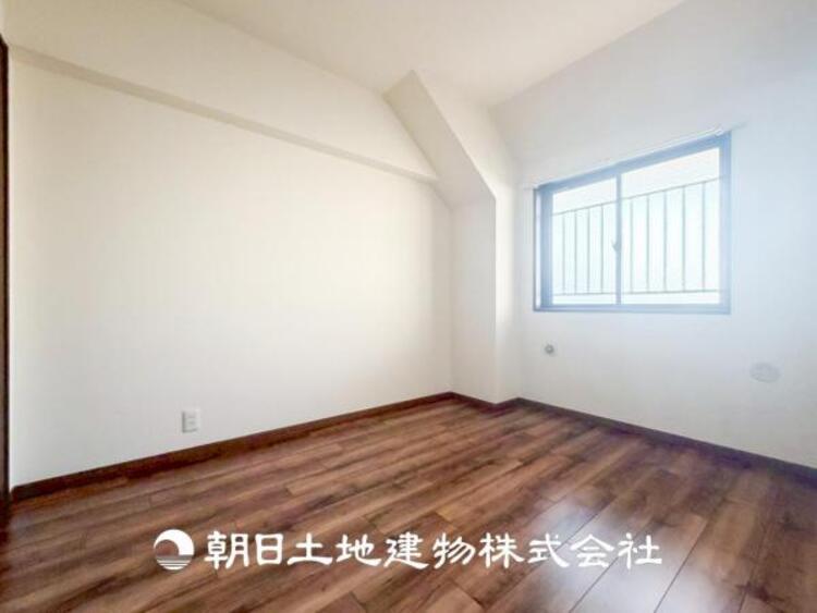 内装 【居室】爽やかな空間演出とセンス良く纏められた室内は良質な寛ぎ空間。そこで暮らす大切な人達のことを考え造りこんだ空間は日々の生活に安らぎを与えてくれます。