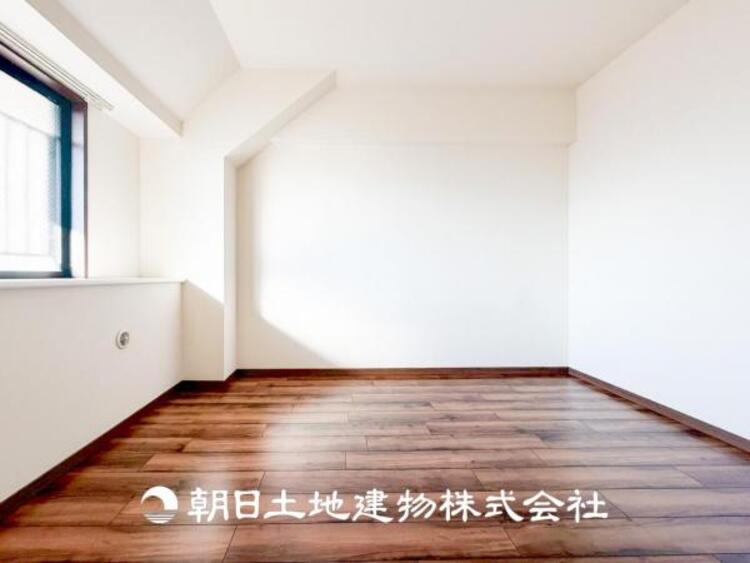 内装 【居室】人間の感性を育むプライベートルームはシンプルが１番だと思います。好みの空間で本を読んだり、音楽を聞いたりと、大切な一人の時間も充実したものにできます。