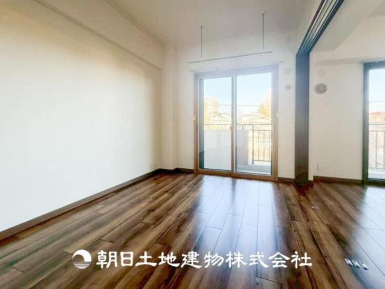 内装 【居室】大切なご家族、招いた友人と過ごす大切な時間を差し込む光が優しく包み込む空間。大切な人とともに、心穏やかに過ごすひとときを味わってください。