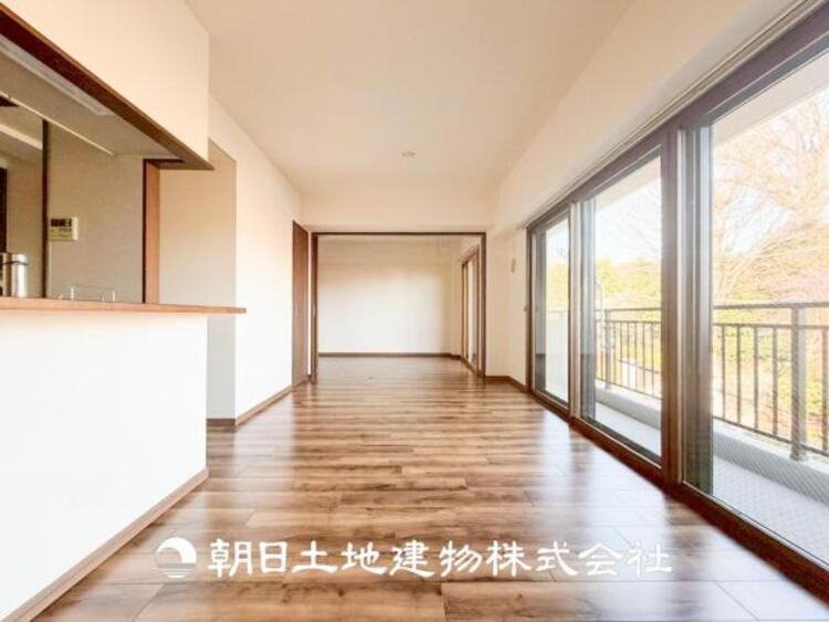 居間 【リビング】リビングにはみんなが集い、食事や楽しい会話が始まる。話に夢中になりすぎて、ついつい時を忘れてしまう。そんな束の間の幸せを感じさせてくれる場所。