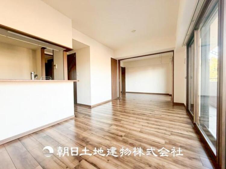 居間 【リビング】1日の中で最も長い時間を過ごすことになるリビングだからこそ、いつも笑顔があふれる空間であるように。広々とした空間から幸せな未来を。