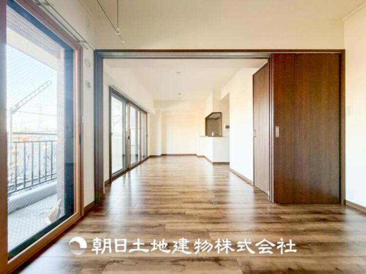 居間 【リビング】大切なご家族、招いた友人と過ごすひと時を溢れる光が優しく包み込む空間。大切な人とともに、心穏やかに過ごすひととき。家族との時間、自分の時間を大切にできる空間を作りました。