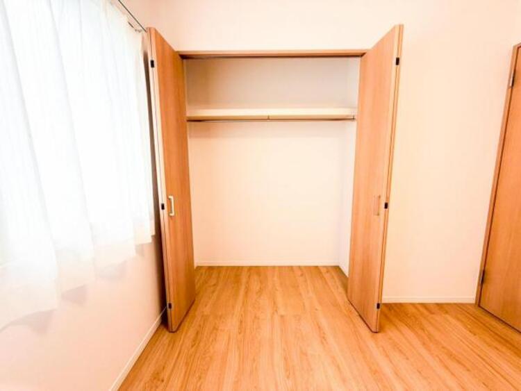 収納 【収納】適材適所に設けた収納は、奥行きもあり多くの物の収納が可能です。扉を閉めるとパッと隠すことができるので、いつでも室内が整理整頓でき気持ちのいい空間として使えます!