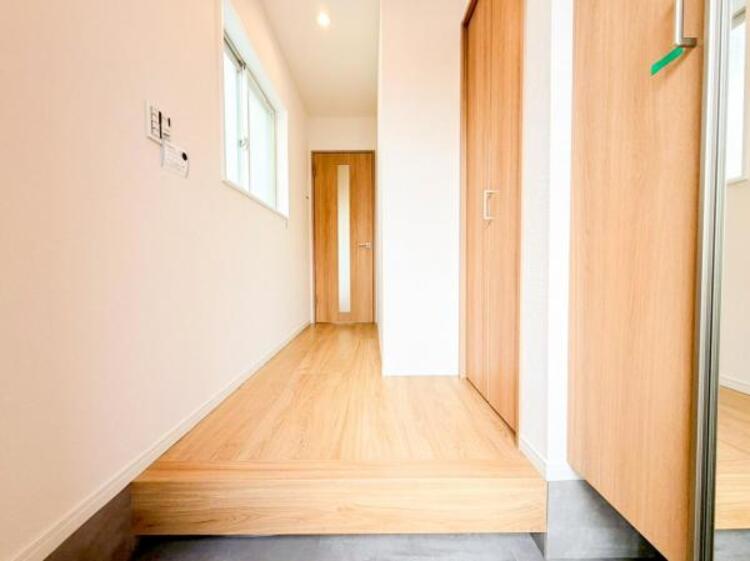 その他 【玄関】お出かけの際に小さなお子様のいるご家庭でもゆったりと靴を履かせて上げることができます。大きな荷物や抱っこしながらでもスムーズに出入り可能なストレスの少ない玄関です。