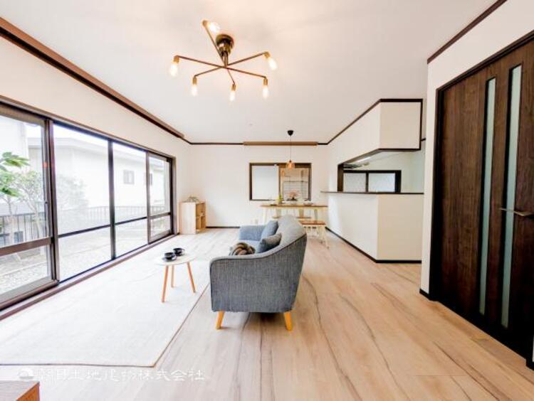 居間 お天気が晴れの日は照明をつけなくても充分明るいリビングです！どこか落ち着きのある広々とした内装です！皆で過ごす空間が、目に浮かんでくる様な優しいリビングダイニングです！くつろいだり楽しい時間を是非！