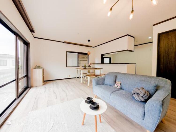 居間 リビングにあふれる採光と心地よい風のつどう調和された空間！！生活を彩る充実した日々が過ごせそうです。家族の滞在期間が長くなることを予測して、設計士が思いと工夫をこらした自慢のリビングダイニング！