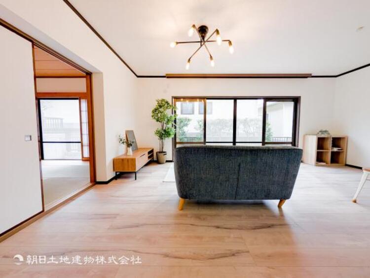 居間 家族の会話や笑顔が行き交うリビングで、子供を走り回らせたい。ダイニングテーブルでゆったり食事を堪能。光と風が溢れる開放的なリビングダイニングには、くつろぎの空間を生み自然と家族みんなが集まってきます