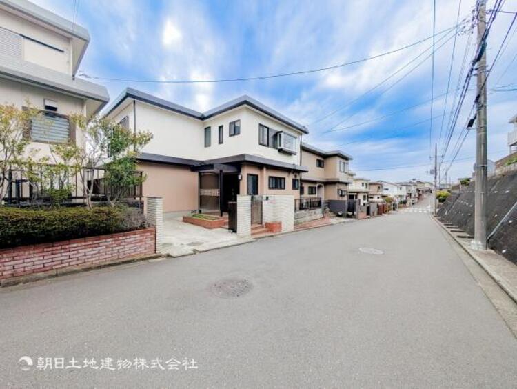 外観 青空を背景にスタイリッシュな外観が住まう人に誇りを与えます。駅周辺施設も利用でき快適生活が送れます！四季を通じて自然と触れ合えるスポットが周辺には沢山あり、お散歩やジョギング週末の遊びにおすすめです。																						