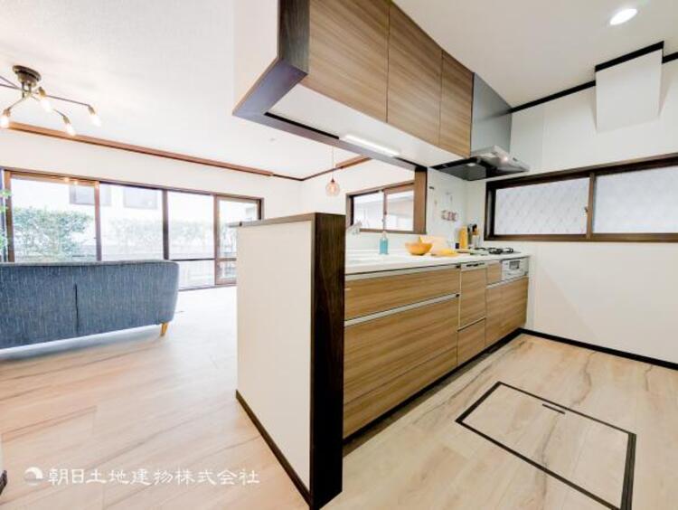 キッチン 広く取られたキッチンスペースはとても便利です。　自由にレイアウトがカスタマイズできます。