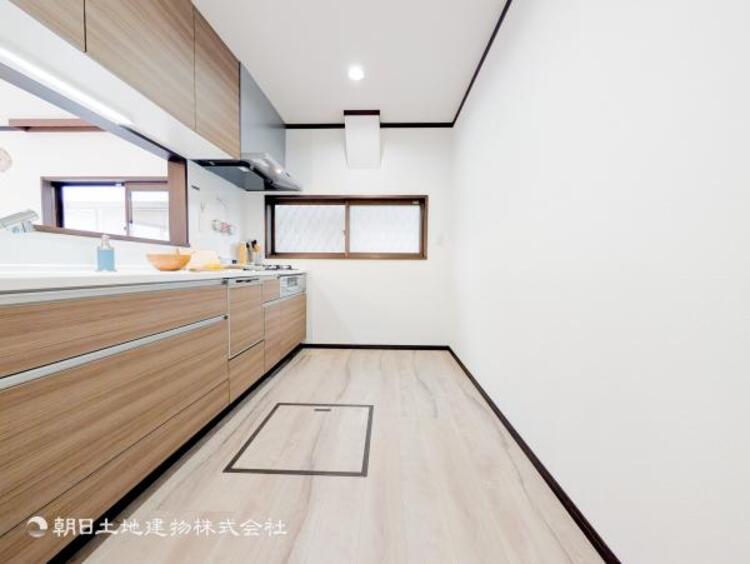 キッチン リビングダイニングが見渡せるカウンターキッチン！　お料理をする人も開放感が心地いいです。