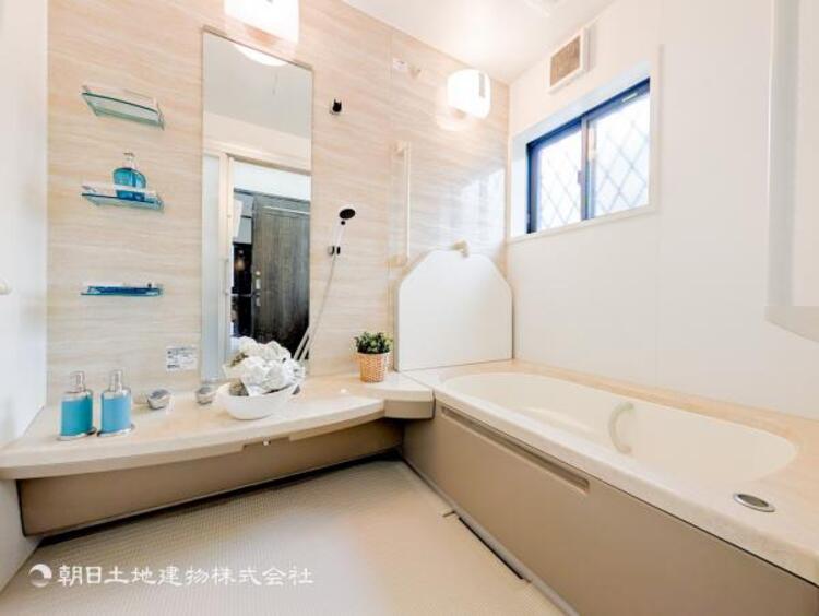 風呂 ゆったりと寛げる広々バスで足を伸ばしてリラックス。　一日の疲れもスッキリです。