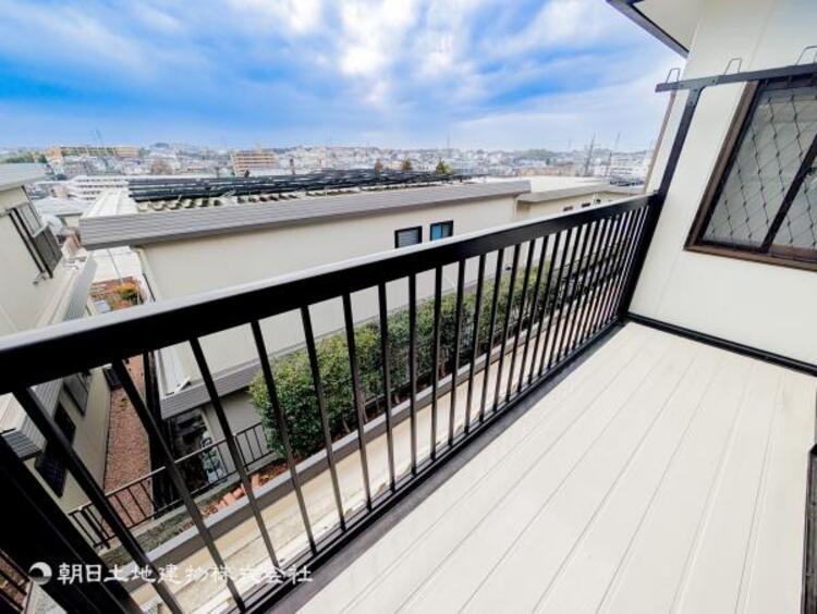 バルコニー 太陽の光と爽やかな風を受けられるバルコニーです。太陽の匂いを感じられそうです！