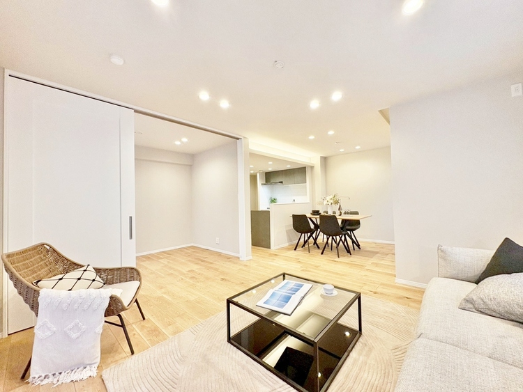 居間 忙しく過ぎゆく日常を置き去るほど、ゆったりした時間が流れるリビング。