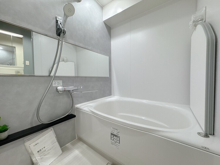 風呂 一日の疲れを癒すバスルームは、心地よいリラックスを叶える清潔感溢れる空間です。