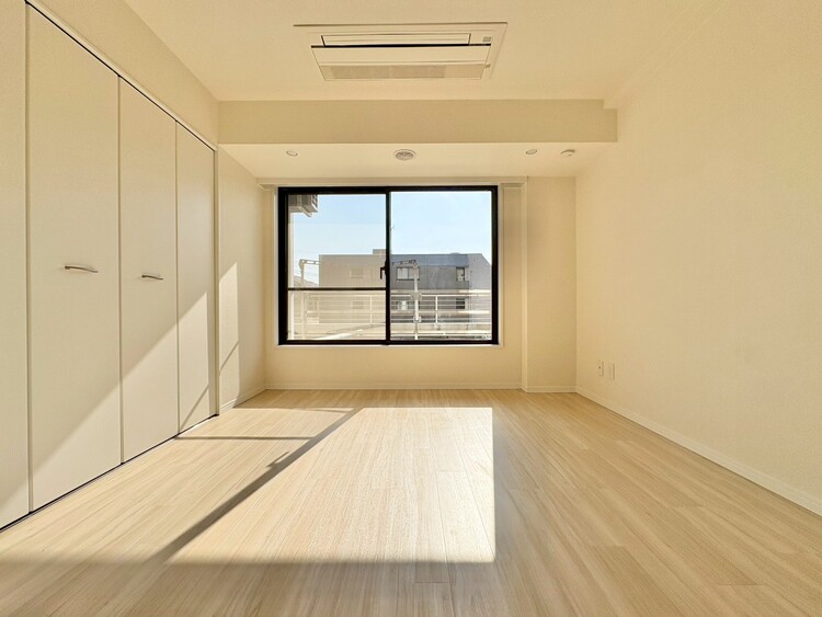 寝室 ベッドも十分に設置するスペースがあります。