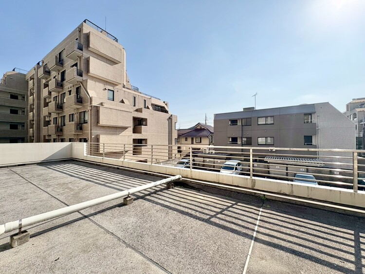 バルコニー 窓を開けると広がる青空。心をリフレッシュして日々を過ごしていきましょう。