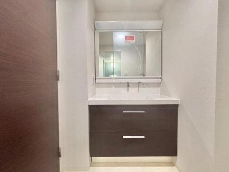 洗面 三面鏡の付いた洗面化粧台は、鏡面裏側にも機能的な収納を配置。普段使いの洗面小物やスキンケア用品などが衛生的に保管できます。
