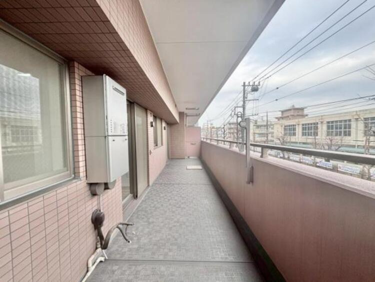 バルコニー 風の通り道。舞い込んでくる風が優しく躍り、室内に爽やかな空気を運んでくる。そこに季節の息吹を感じて、いまがどんな季節なのかを実感する。