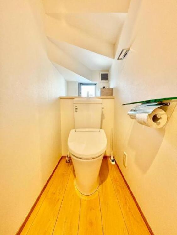 トイレ 換気と明るさに配慮した、清潔感のあふれるトイレです。落ち着いた空間で安らぎのひとときをお過ごしいただけます。