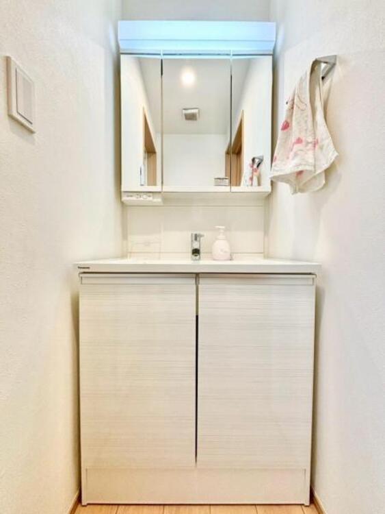 洗面 三面鏡の付いた洗面化粧台は、鏡面裏側にも機能的な収納を配置。普段使いの洗面小物やスキンケア用品などが衛生的に保管できます。 