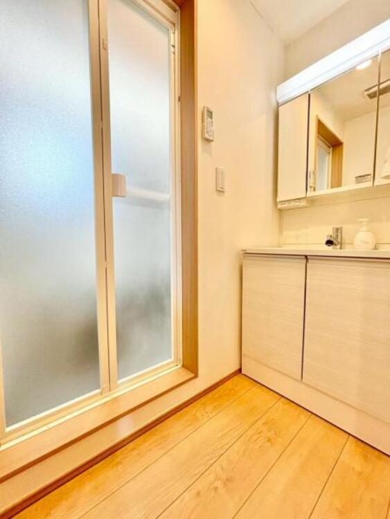 洗面 一日の始まりと終わりを心地よく演出してくれるパウダールーム。ホワイトで統一されたワイドな洗面台は収納力もあり、いつでもすっきりとした洗面室に。 