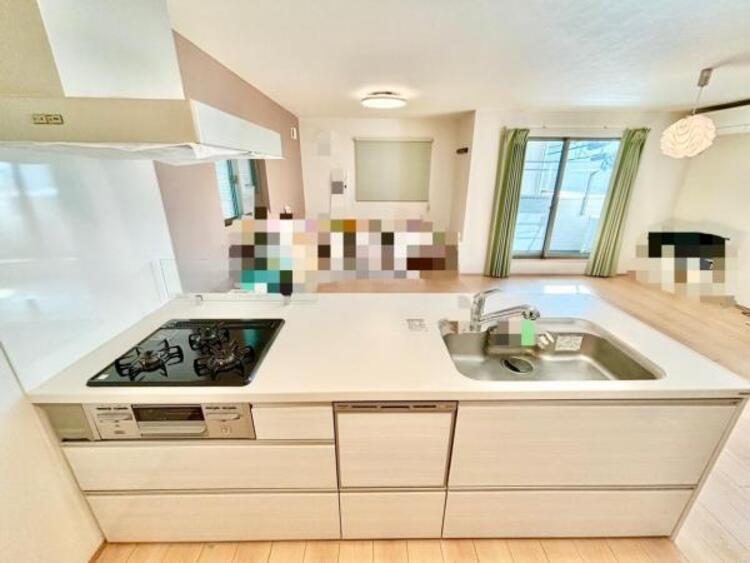 設備 キッチンはご家族との会話が楽しめる対面カウンタータイプを採用。リビングのご家族の様子をうかがいながらお料理もできます。