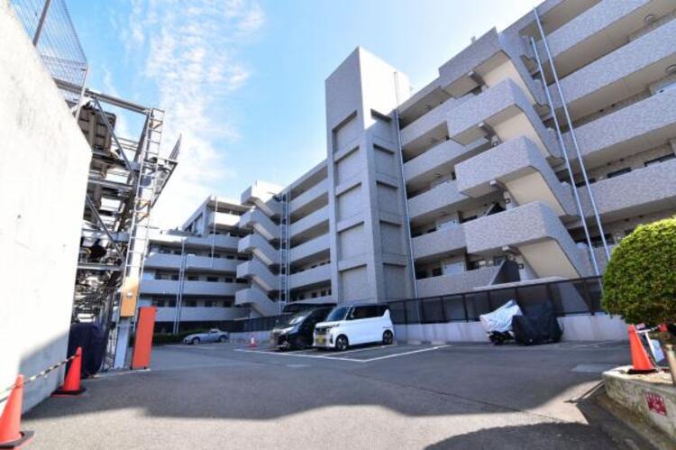 駐車場 マンションの敷地内に設けられた駐車スペースなので重い荷物の出し入れの負担を最小限に抑えられます。